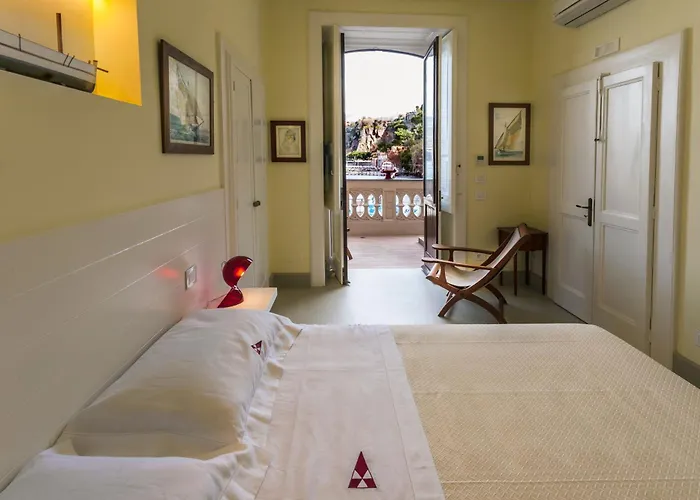 Yacht Club Capo Cervo Suites B&B 4*